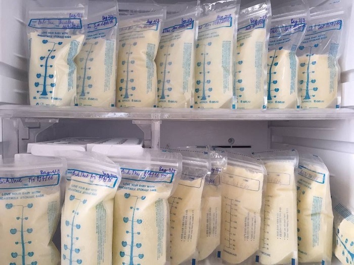 Có nên bảo quản sữa mẹ trong túi lưu trữ hay chai nhựa?